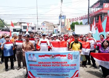 ‎Pupuk Nasionalisme, Pemkab Tapanuli Utara Bagikan 1.814 Bendera Merah Putih di Siborong-borong