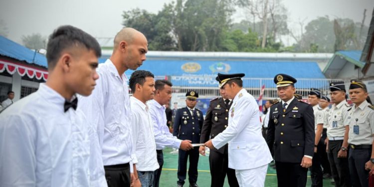 HUT ke-81 RI di Taput: Bupati JTP Hutabarat Serahkan Remisi untuk 654 Warga Binaan, 23 Langsung Bebas HUT ke-81 RI di Taput: Bupati JTP Hutabarat Serahkan Remisi untuk 654 Warga Binaan, 23 Langsung Bebas