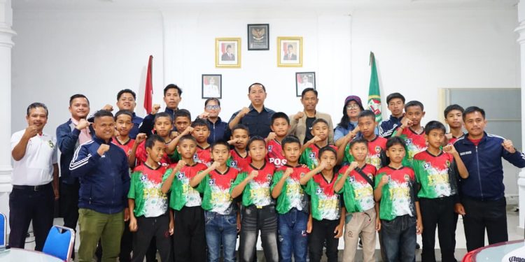 Bupati Tapanuli Utara Lepas 52 Kontingen U-13 dan U-15 ke Ajang Piala Soeratin di Sibolga Bupati Tapanuli Utara Lepas 52 Kontingen U-13 dan U-15 ke Ajang Piala Soeratin di Sibolga