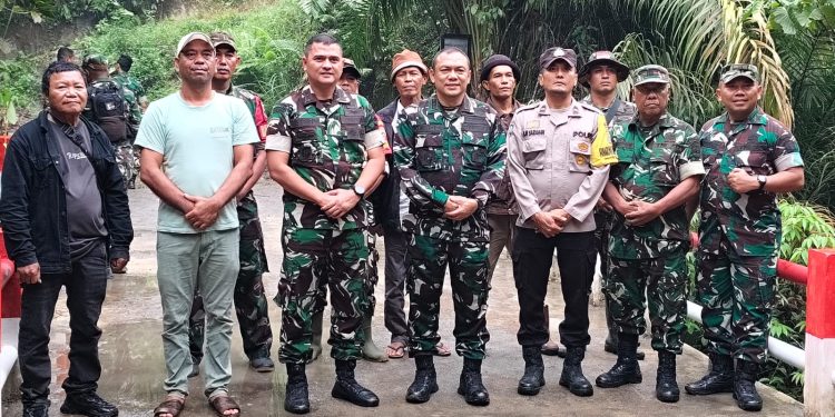 Kawal Pengecekan Jembatan Garuda, Kapolsek Silou Kahean Perkuat Sinergi TNI-Polri Kawal Pengecekan Jembatan Garuda, Kapolsek Silou Kahean Perkuat Sinergi TNI-Polri