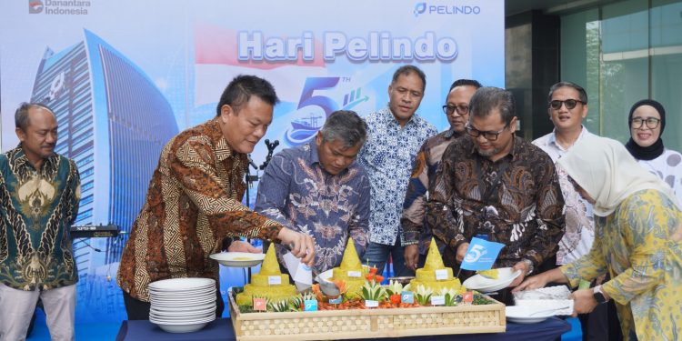 Pelindo Regional 1 Potong Tumpeng Peringati Hari Pelindo ke-5 Pelindo Regional 1 Potong Tumpeng Peringati Hari Pelindo ke-5