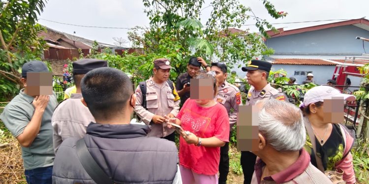 Kebakaran Rumah Warga di Gang Duku, Polisi dan Warga Bergerak Padamkan Api Kebakaran Rumah Warga di Gang Duku, Polisi dan Warga Bergerak Padamkan Api
