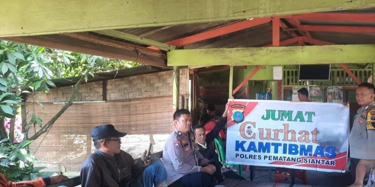 Bhabinkamtibmas Siantar Martoba Sambangi Warga Pondok Sayur, Gangguan Kamtibmas Diminta Segera Dilaporkan Bhabinkamtibmas Siantar Martoba Sambangi Warga Pondok Sayur, Gangguan Kamtibmas Diminta Segera Dilaporkan