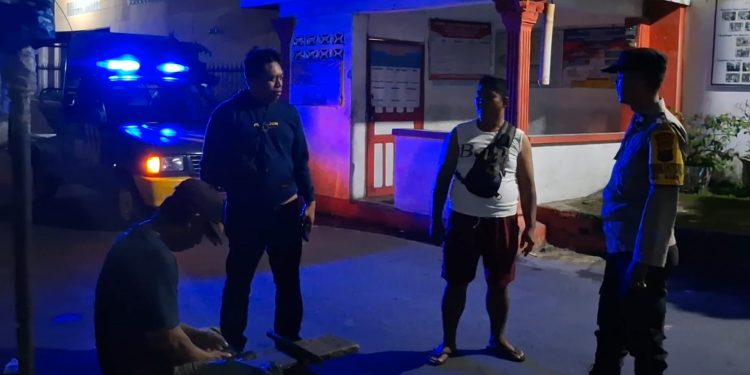 Malam-Malam, Bhabinkamtibmas Siantar Selatan Sambangi Pos Kamling: Kamtibmas Dijaga Bersama