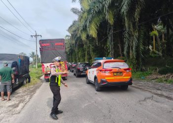 Truk Batu Bata Lumpuhkan Jalur Marjandi, Satlantas Simalungun Bergerak Cepat Jinakkan Kemacetan