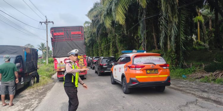 Truk Batu Bata Lumpuhkan Jalur Marjandi, Satlantas Simalungun Bergerak Cepat Jinakkan Kemacetan Truk Batu Bata Lumpuhkan Jalur Marjandi, Satlantas Simalungun Bergerak Cepat Jinakkan Kemacetan