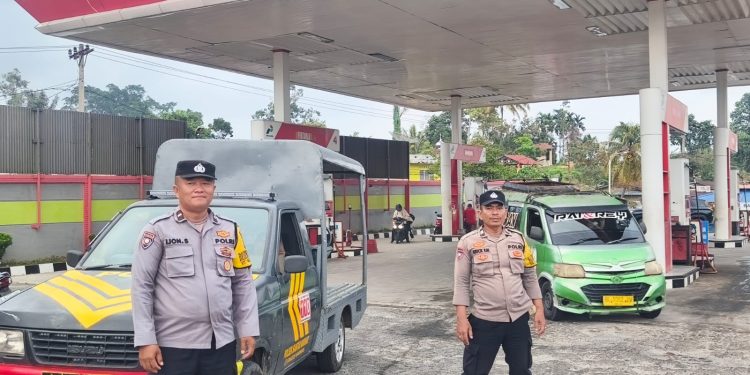 Jaga Situasi Tetap Kondusif, Polisi Pantau Langsung Pengisian BBM di SPBU Jalan Parapat Jaga Situasi Tetap Kondusif, Polisi Pantau Langsung Pengisian BBM di SPBU Jalan Parapat