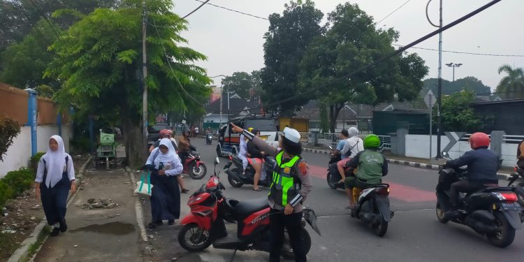Kabel Menjuntai Ancam Pengguna Jalan, Satlantas Siantar Turun Tangan Kabel Menjuntai Ancam Pengguna Jalan, Satlantas Siantar Turun Tangan