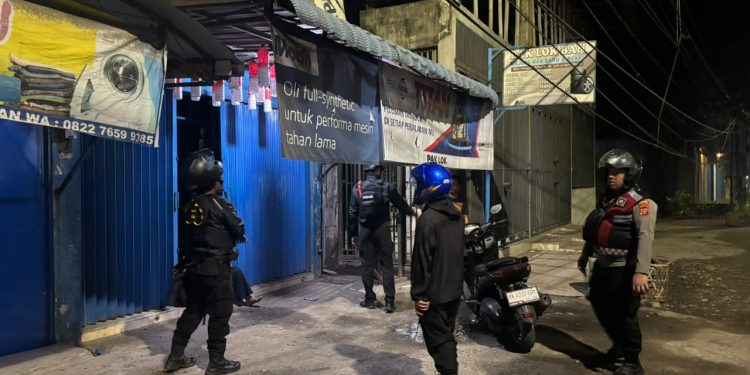 Patroli Dini Hari, Tim Macan Polres Pelabuhan Belawan Amankan Pedang Samurai