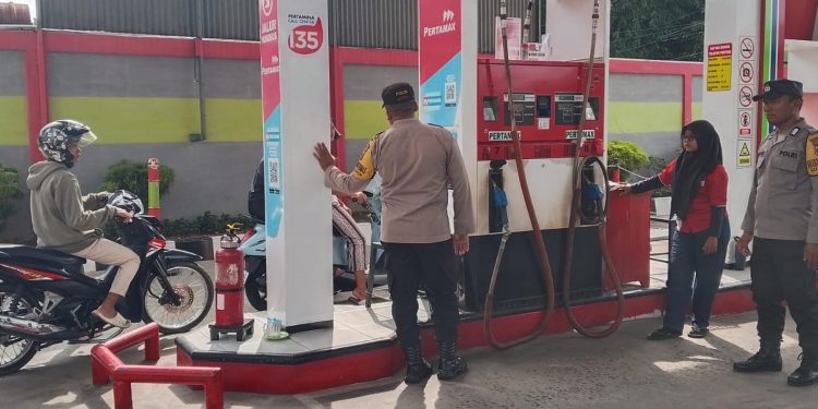 Polsek Siantar Selatan Turun ke SPBU, Pengisian BBM Dipantau untuk Cegah Keributan