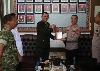 Tukar Plakat di Mako Kodim 0207, Polri-TNI Simalungun Tingkatkan Soliditas dan Sinergitas