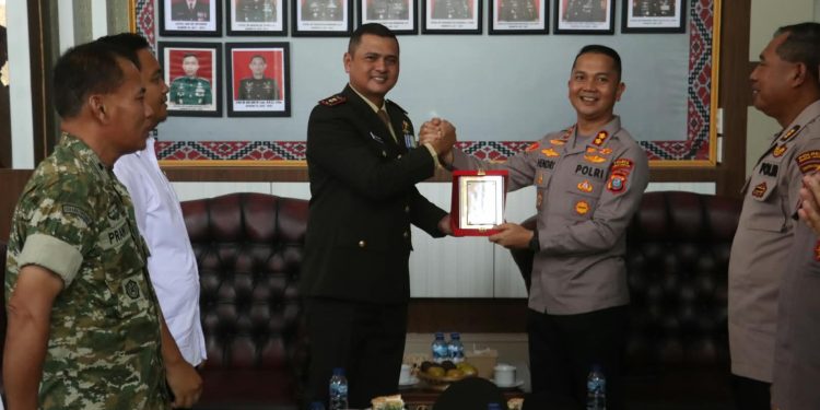 Tukar Plakat di Mako Kodim 0207, Polri-TNI Simalungun Tingkatkan Soliditas dan Sinergitas Tukar Plakat di Mako Kodim 0207, Polri-TNI Simalungun Tingkatkan Soliditas dan Sinergitas