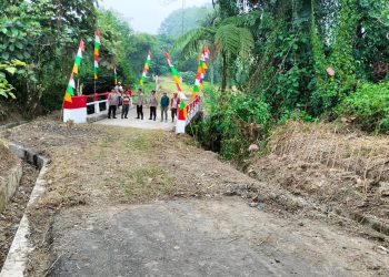 Polisi Turun Tangan! Jembatan Merah Putih Tanjung Pinggir–Naga Pita Dibuat Layak Lagi