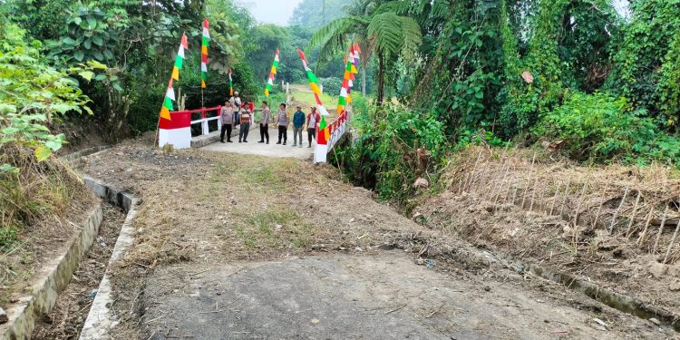 Polisi Turun Tangan! Jembatan Merah Putih Tanjung Pinggir–Naga Pita Dibuat Layak Lagi Polisi Turun Tangan! Jembatan Merah Putih Tanjung Pinggir–Naga Pita Dibuat Layak Lagi