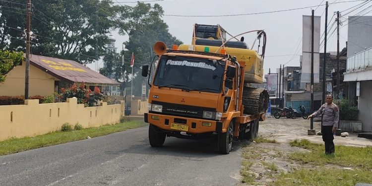 Longsor Ancam Akses Wisata Danau Toba, Polsek Sidamanik dan PU Bergerak Buka Jalan