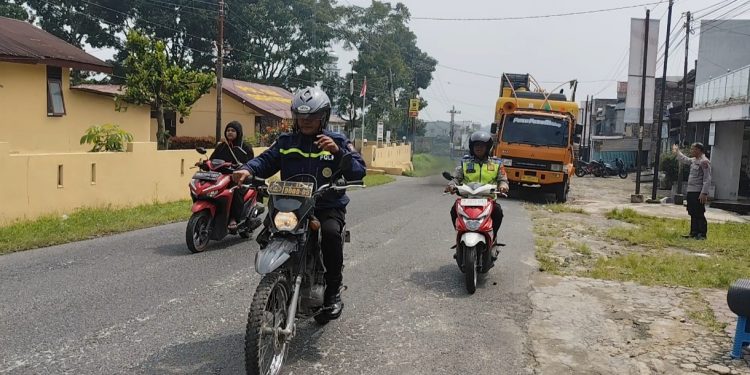 Gerak Cepat di Sait Borno: Sinergi Polres Simalungun Bersihkan Material Longsor Lingkar Danau Toba Gerak Cepat di Sait Borno: Sinergi Polres Simalungun Bersihkan Material Longsor Lingkar Danau Toba
