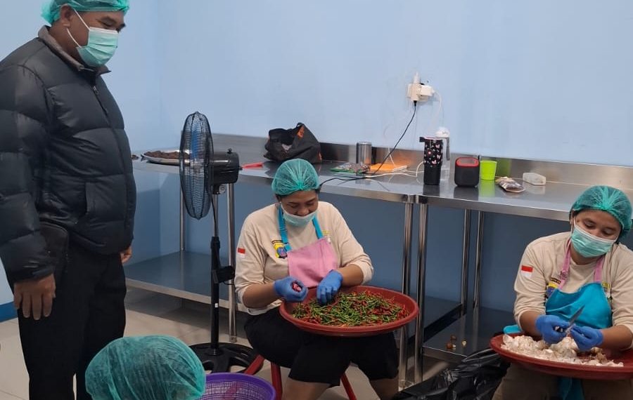 Bahan Pangan dan APD Relawan Diperiksa, Siwas Kawal Ketat MBG di SPPG 3 YKB