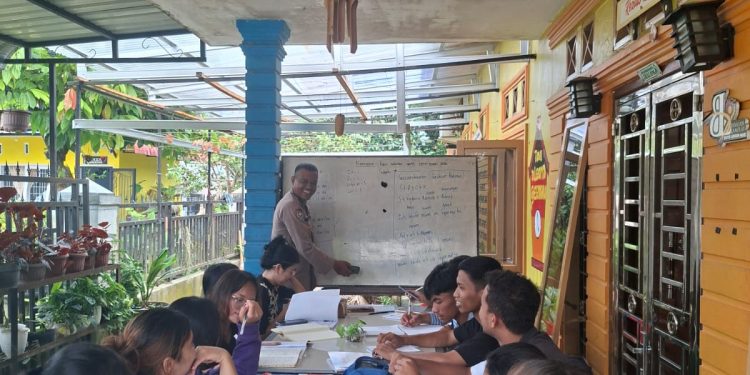 Sambangi Kursus Bahasa Jerman, Bhabinkamtibmas Martoba Ingatkan Pesan Kamtibmas Sambangi Kursus Bahasa Jerman, Bhabinkamtibmas Martoba Ingatkan Pesan Kamtibmas
