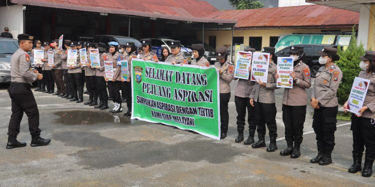 Wakapolres Pematangsiantar Pimpin Latihan Dalmas, Polisi Asah Kesiapan Hadapi Unjuk Rasa Wakapolres Pematangsiantar Pimpin Latihan Dalmas, Polisi Asah Kesiapan Hadapi Unjuk Rasa