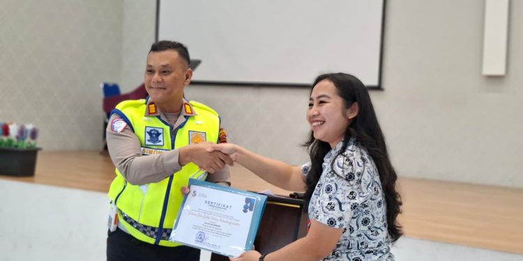 Police Go To School, Sat Lantas Polres Pematangsiantar Tanamkan Kesadaran Tertib Lalu Lintas kepada 442 Siswa Police Go To School, Sat Lantas Polres Pematangsiantar Tanamkan Kesadaran Tertib Lalu Lintas kepada 442 Siswa