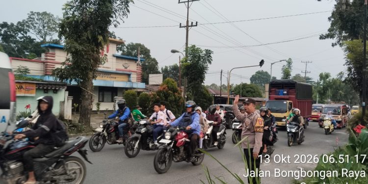 Cegah Macet dan Kecelakaan, Personel Polsek Siantar Martoba Siaga di Simpang Karangsari Cegah Macet dan Kecelakaan, Personel Polsek Siantar Martoba Siaga di Simpang Karangsari