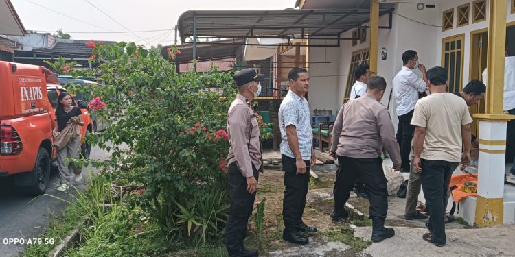 Geger Temuan Mayat di Perumahan Kasper: Polres Pematangsiantar dan Polsek Siantar Martoba Bergerak Cepat Olah TKP Geger Temuan Mayat di Perumahan Kasper: Polres Pematangsiantar dan Polsek Siantar Martoba Bergerak Cepat Olah TKP
