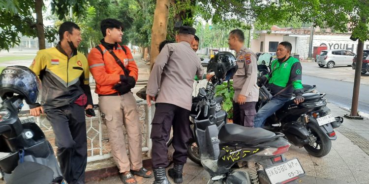 Jemput Bola Pagi Hari, Polres Pematangsiantar Rangkul Ojol hingga Komunitas Senam Demi Lingkungan Bebas Narkoba (Rekomendasi Utama) Jemput Bola Pagi Hari, Polres Pematangsiantar Rangkul Ojol hingga Komunitas Senam Demi Lingkungan Bebas Narkoba (Rekomendasi Utama)