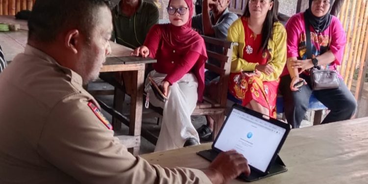 Bantu Pendataan Perlinsos, Bhabinkamtibmas Siantar Selatan Turun Langsung Sambangi Warga