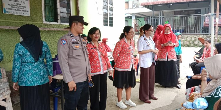 Polri Hadir di Tengah Masyarakat, Bhabinkamtibmas Siantar Barat Dukung Pemantauan Kesehatan Balita