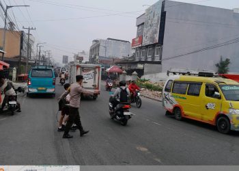 Cegah Kemacetan dan Kecelakaan, Bhabinkamtibmas Siantar Selatan Hadir di Persimpangan Padat