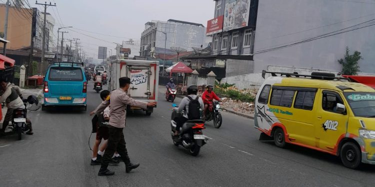 Cegah Kemacetan dan Kecelakaan, Bhabinkamtibmas Siantar Selatan Hadir di Persimpangan Padat