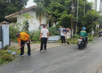 Parit Tersumbat Picu Luapan Air Saat Hujan, Polsek Siantar Barat Turun Tangan Bersihkan Jalan Silimakuta