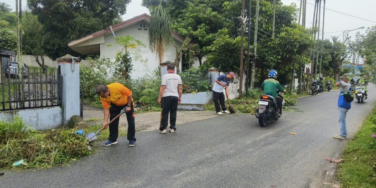 Parit Tersumbat Picu Luapan Air Saat Hujan, Polsek Siantar Barat Turun Tangan Bersihkan Jalan Silimakuta Parit Tersumbat Picu Luapan Air Saat Hujan, Polsek Siantar Barat Turun Tangan Bersihkan Jalan Silimakuta
