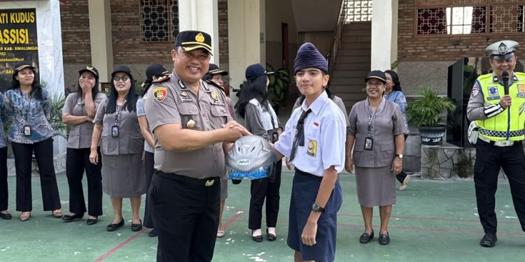 Bukan Sekadar Upacara, Wakapolres Simalungun Tanamkan Bahaya Narkoba dan Literasi AI kepada Pelajar Assisi Bukan Sekadar Upacara, Wakapolres Simalungun Tanamkan Bahaya Narkoba dan Literasi AI kepada Pelajar Assisi