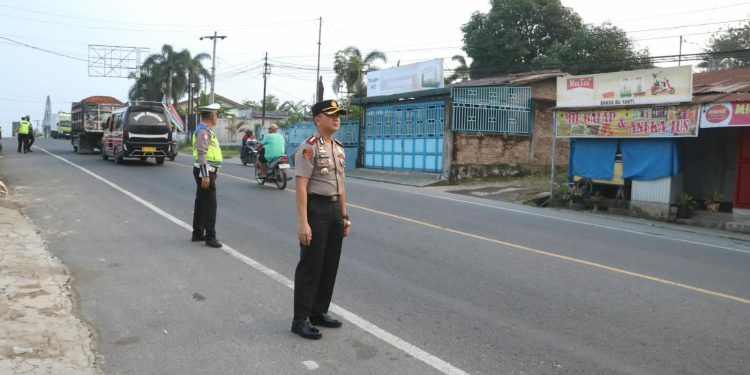 Kapolres Simalungun Turun Langsung ke Jalinsum Siantar–Medan, Atur Lalu Lintas dan Serukan Perang terhadap Narkoba Kapolres Simalungun Turun Langsung ke Jalinsum Siantar–Medan, Atur Lalu Lintas dan Serukan Perang terhadap Narkoba