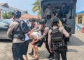Perkuat Penegakan Hukum di Aceh, Brimob Sumut Kawal Empat Tahanan di Lokasi Penemuan Barang Bukti