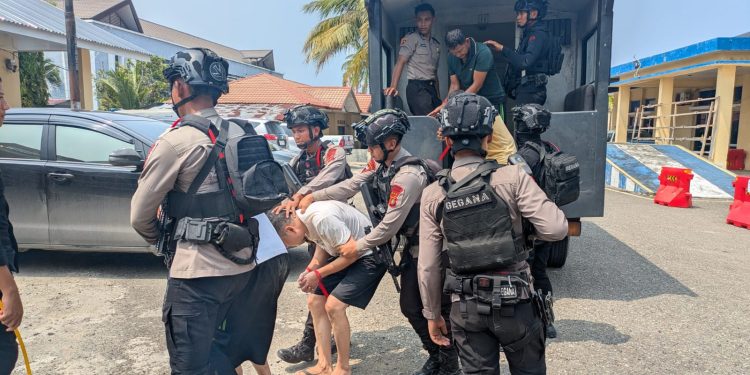 Perkuat Penegakan Hukum di Aceh, Brimob Sumut Kawal Empat Tahanan di Lokasi Penemuan Barang Bukti Perkuat Penegakan Hukum di Aceh, Brimob Sumut Kawal Empat Tahanan di Lokasi Penemuan Barang Bukti
