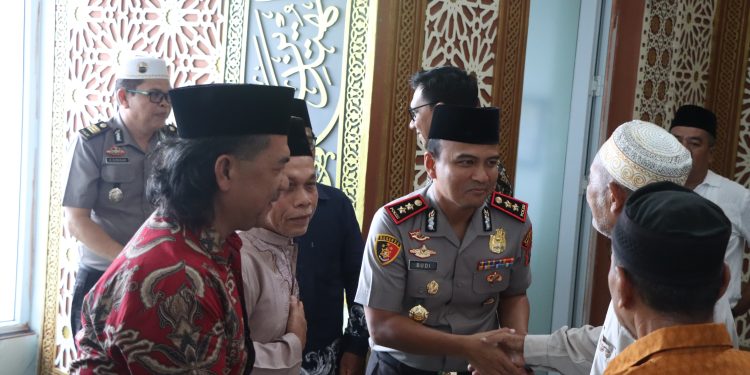 Perkuat Kedekatan dengan Warga, Kapolres Sibolga Turun Langsung Lewat Jumat Keliling di Masjid Al Falah Perkuat Kedekatan dengan Warga, Kapolres Sibolga Turun Langsung Lewat Jumat Keliling di Masjid Al Falah