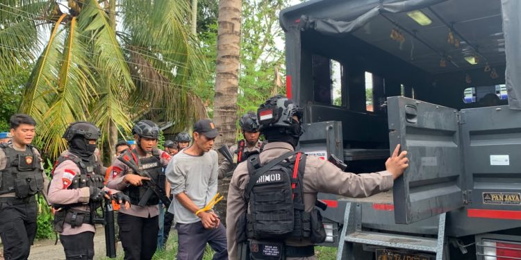 SATBRIMOB POLDA SUMUT BERSAMA DITRESNARKOBA GEREBEK SARANG NARKOBA DI MEDAN, DELAPAN PRIA DIAMANKAN