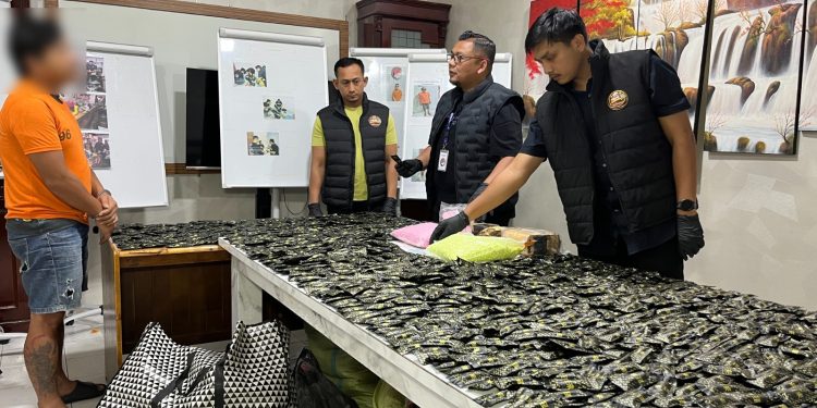 Satresnarkoba Polrestabes Medan Gerebek Gudang Pengolahan Pinang yang Jadi Gudang Narkoba. 3 Kg Sabu, 10.000 ekstasi, dan 1.778 Pod Getar Disita Satresnarkoba Polrestabes Medan Gerebek Gudang Pengolahan Pinang yang Jadi Gudang Narkoba. 3 Kg Sabu, 10.000 ekstasi, dan 1.778 Pod Getar Disita