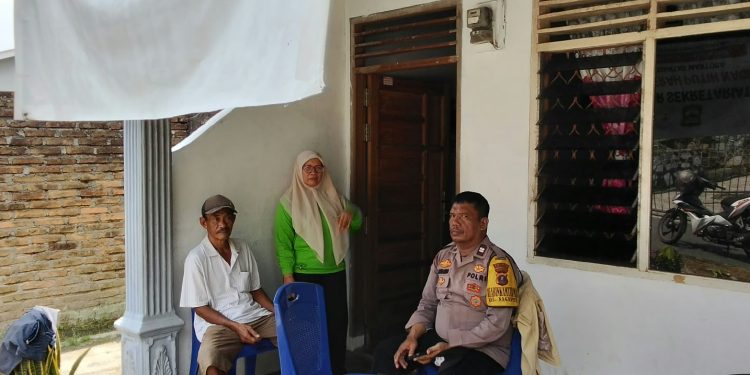 ak Sekadar Sambang, Bhabinkamtibmas Siantar Martoba Bantu Warga Urus Akses Bantuan Sosial
