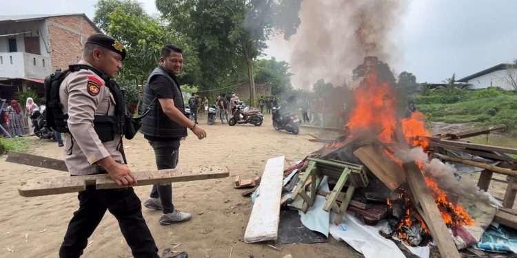 Sarang Narkoba Gang Pantai Medan Sunggal Digerebek, Sejumlah Pelaku Lompat ke Sungai Sarang Narkoba Gang Pantai Medan Sunggal Digerebek, Sejumlah Pelaku Lompat ke Sungai
