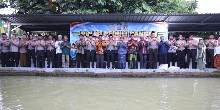 Polda Sumut dan Polrestabes Medan Tebar 1.997 Bibit Ikan Gurami, Dukung Ketahanan Pangan di Jermal
