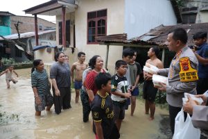 Kapolrestabes Medan Pastikan Bantuan Pangan dan Layanan Kesehatan bagi Korban Banjir di Medan Maimun