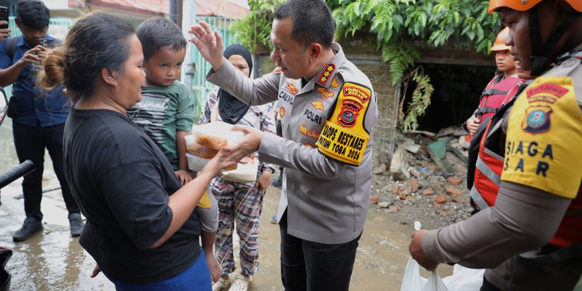 Kapolrestabes Medan Pastikan Bantuan Pangan dan Layanan Kesehatan bagi Korban Banjir di Medan Maimun