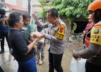 Kapolrestabes Medan Pastikan Bantuan Pangan dan Layanan Kesehatan bagi Korban Banjir di Medan Maimun