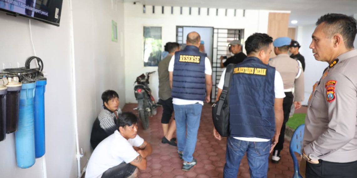 Ada Petunjuk Aktivitas Terlarang, Polisi Geledah Rumah GS di Jermal Ada Petunjuk Aktivitas Terlarang, Polisi Geledah Rumah GS di Jermal