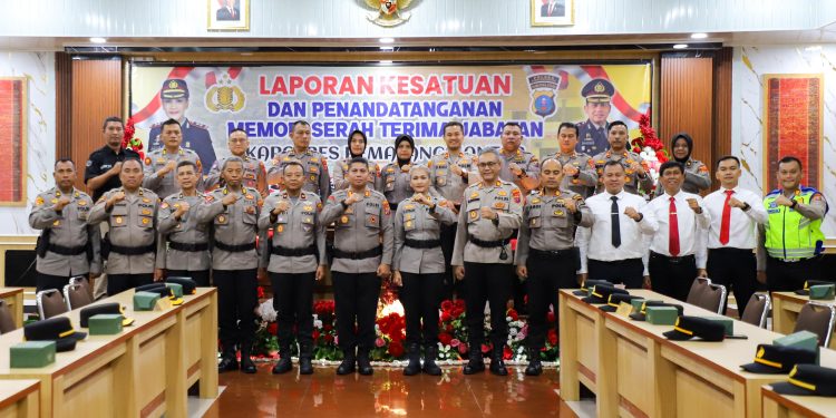 Wesly dan Liswati Hadiri Farewell Parade Pergantian Kapolres Pematangsiantar Wesly dan Liswati Hadiri Farewell Parade Pergantian Kapolres Pematangsiantar
