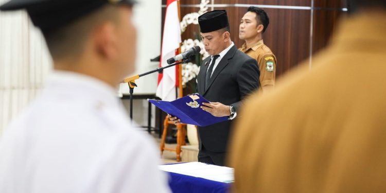 116 PNS Pemko Pematangsiantar Dilantik, Wesly Tekankan Jabatan sebagai Amanah dan Tanggung Jawab 116 PNS Pemko Pematangsiantar Dilantik, Wesly Tekankan Jabatan sebagai Amanah dan Tanggung Jawab